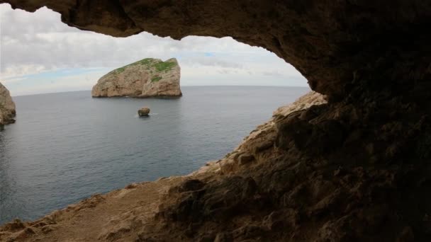 Cave Rocky Coast Cliffs Mediterranean Sea Cloudy Sky Регіональний Природний — стокове відео