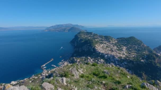 意大利那不勒斯湾卡普里岛上的旅游城 阳光灿烂的蓝天 自然背景 从山顶眺望 慢动作电影大全 — 图库视频影像