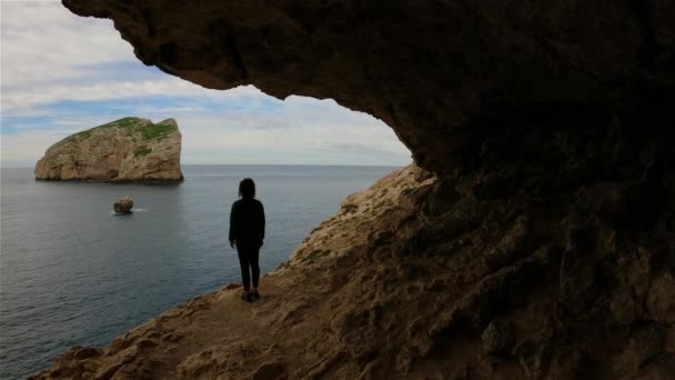 Adventurous Woman Cave Rocky Coast Cliffs Mediterranean Sea Regional Natural — Stockvideo