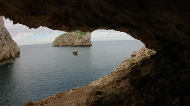 Пещера Скалистом Побережье Скалами Средиземном Море Облачное Небо Региональный Природный — стоковое видео