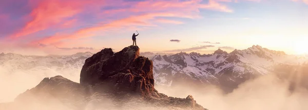 背景に岩の多い山々と氷のピークの上に立つ冒険的な男のハイカー アドベンチャー コンポジット 3Dレンダリング岩 カナダのBcからの風景の空中画像 日没の空 — ストック写真