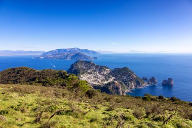 İtalya 'nın Napoli Körfezi' ndeki Capri Adası 'ndaki Turistik Şehir. Güneşli Mavi Gökyüzü.