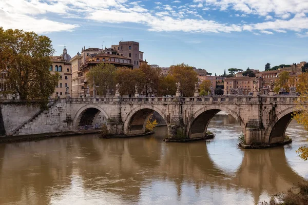 Fiume Tevere Ponte Una Città Storica Roma Italia Giorno Soleggiato — Foto Stock