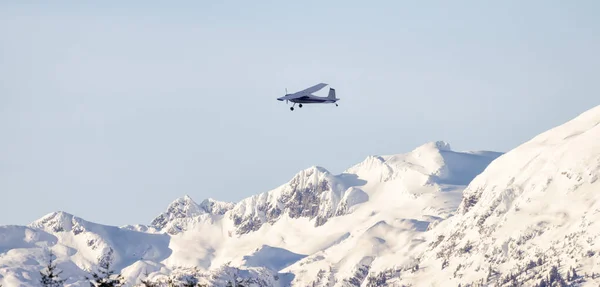 Small Airplane Flying Canadian Mountain Landscape Squamish Canada — Stock Photo, Image