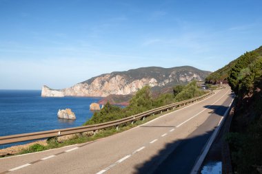 Sunny Fall Sezon Günü 'nde Deniz Kıyısındaki Manzaralı Otoyol. Sardunya, İtalya