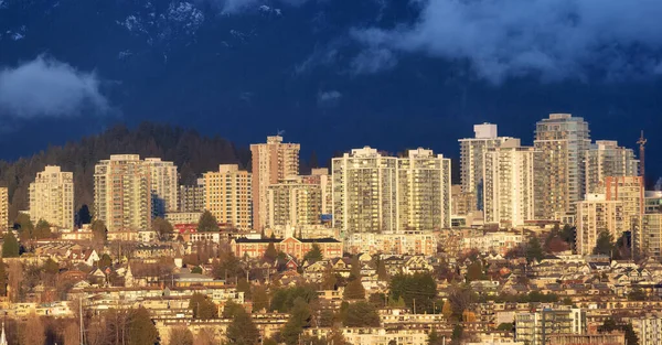 Residential Homes Buildings Modern City Mountains Background North Vancouver British — Stock Photo, Image
