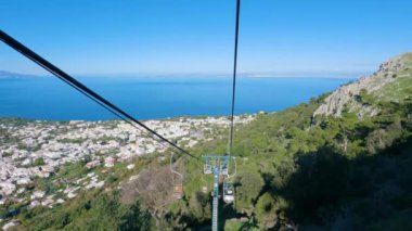 Napoli Körfezi, İtalya 'daki Capri Adası' ndaki Turistik Şehir 'de başkanlık. Güneşli Mavi Gökyüzü. Doğa Arkaplanı. Dağın tepesinden bak. Yavaş Sinema Sineması