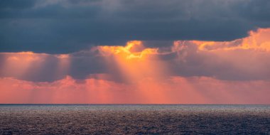 Akdeniz üzerinde dramatik renkli günbatımı gökyüzü. Güneş ışınlı bulutlar. Bulutlu Doğa Arkaplanı.