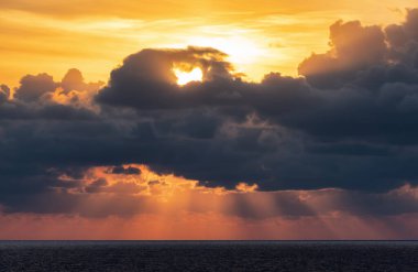 Akdeniz üzerinde dramatik renkli günbatımı gökyüzü. Güneş ışınlı bulutlar. Bulutlu Doğa Arkaplanı.
