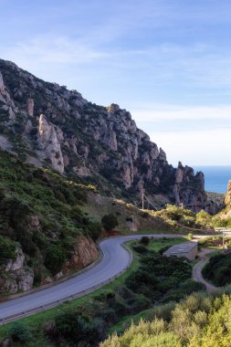 Sunny Fall Sezon Günü 'nde Deniz Kıyısındaki Manzaralı Otoyol. Sardunya, İtalya