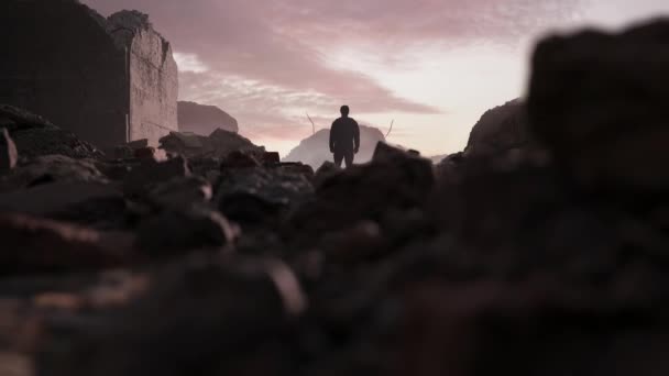 Escena Apocalíptica Con Escombros Suciedad Edificios Ciudad Colapsados Hombre Pie — Vídeo de stock