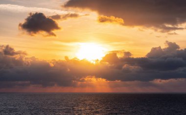 Akdeniz üzerinde dramatik renkli günbatımı gökyüzü. Güneş ışınlı bulutlar. Bulutlu Doğa Arkaplanı.