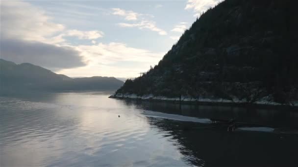 Ocean Inlet Com Montanhas Rochosas Paisagem Canadense Antecedentes Natureza Aérea — Vídeo de Stock
