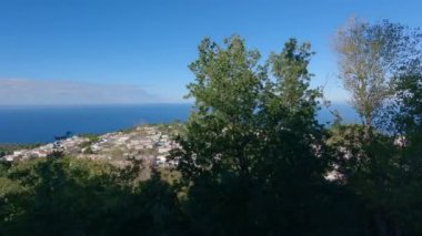 İtalya, Napoli Körfezi, Capri Adası 'ndaki Turistik Şehir. Güneşli Mavi Gökyüzü. Doğa Arkaplanı. Dağın tepesinden bak. Yavaş Sinema Sineması