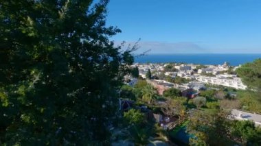 İtalya, Napoli Körfezi, Capri Adası 'ndaki Turistik Şehir. Güneşli Mavi Gökyüzü. Doğa Arkaplanı. Dağın tepesinden bak. Yavaş Sinema Sineması