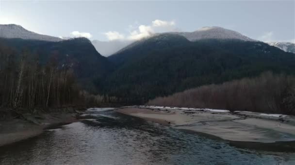 Fluss Berge Und Wald Der Kanadischen Naturlandschaft Hintergrund Luftaufnahme Squamish — Stockvideo