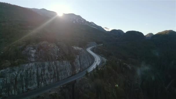 加拿大山地景观中的海空高速公路 日出日落天空 在加拿大不列颠哥伦比亚省惠斯勒和斯卡拉米什之间 空中业务 — 图库视频影像
