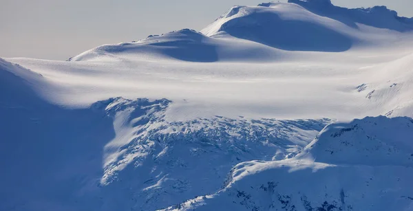 雪と雲がカナダの自然景観の背景を覆った ウィスラー ブリティッシュコロンビア州 カナダの冬のシーズン ブラックコーム山から — ストック写真
