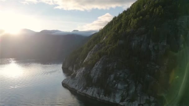 Ocean Inlet Com Montanhas Rochosas Paisagem Canadense Antecedentes Natureza Aérea — Vídeo de Stock