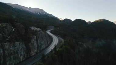 Kanada Dağ Manzarası 'nda denizden Sky Highway' e. Sunrise Gökyüzü. Whistler ve Squamish arasında, BC, Kanada. Havadan