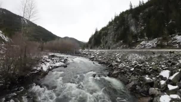 Γρήγορη Πάσα Κοντά Στο Ποτάμι Στα Φαράγγια Καναδική Φύση Στη — Αρχείο Βίντεο