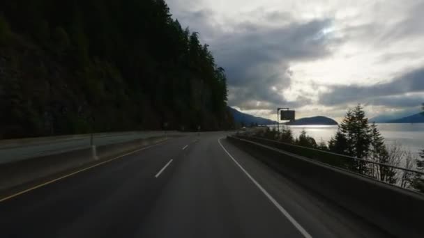 在加拿大不列颠哥伦比亚省温哥华之间的海空高速公路上开车 多云的冬日落日 慢动作 — 图库视频影像
