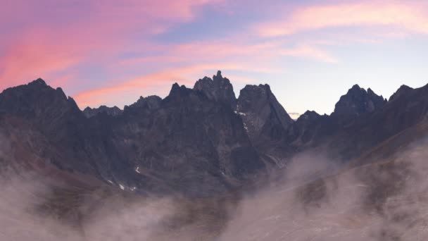 Widok Lotu Ptaka Góry Dramatyczne Malownicze Jezioro Alpejskie Podczas Jesieni — Wideo stockowe