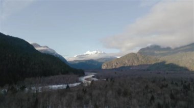 Nehir, Dağlar ve Orman Kanada Doğa Alanı 'nda. Hava görüntüsü. Squamish Vadisi, İngiliz Kolombiyası, Kanada.