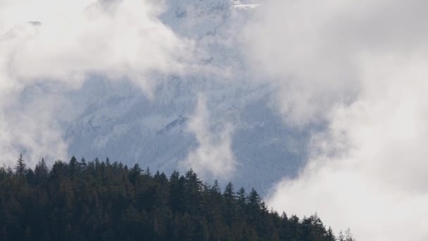 Schnee Und Wolken Bedecken Kanadische Naturlandschaft Hintergrund Wintersaison Squamish British — Stockvideo