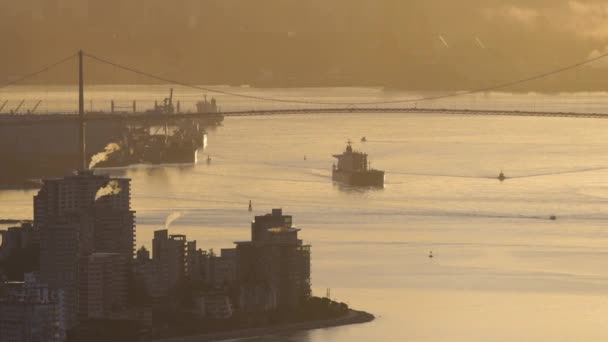 Lions Gate Bridge Ship Leaving Port Downtown Vancouver British Columbia — ストック動画