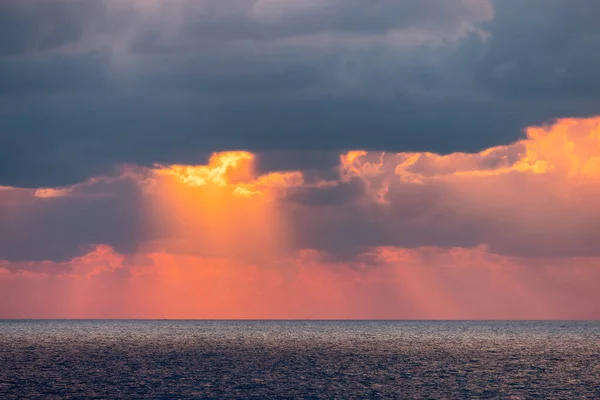 Драматическое Красочное Закатное Небо Над Средиземным Морем Облака Солнечными Лучами — стоковое фото