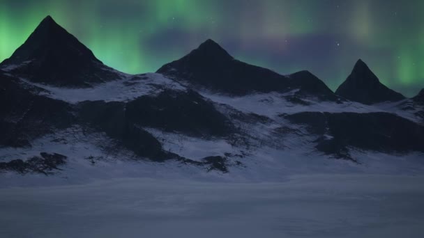 Paisaje Montaña Rocosa Por Noche Con Estrellas Auroras Boreales Cielo — Vídeo de stock