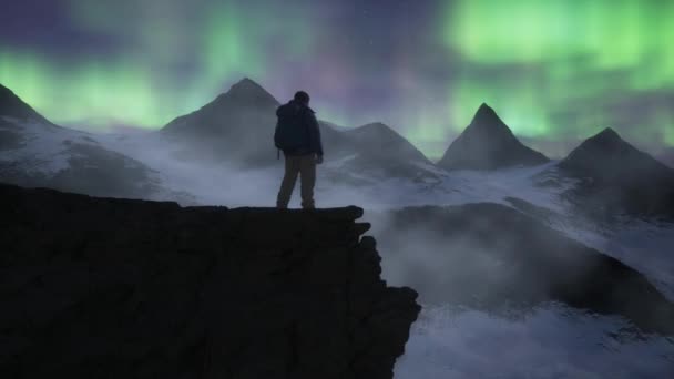 Rocky Dağı Nın Tepesindeki Maceracı Adam Doğa Arkaplanı Gece Bulutlu — Stok video