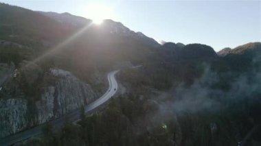 Kanada Dağ Manzarası 'nda denizden Sky Highway' e. Sunrise Gökyüzü. Whistler ve Squamish arasında, BC, Kanada. Havadan
