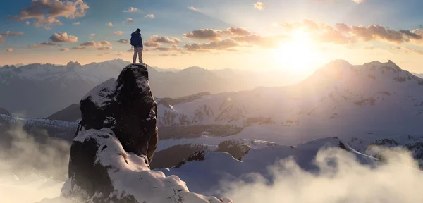 背景に岩の多い山々と氷のピークの上に立つ冒険的な男のハイカー アドベンチャー コンポジット 3Dレンダリング岩 カナダのBcからの風景の空中画像 劇的な空 — ストック写真