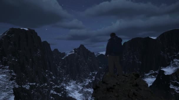 Adventure Man Topo Rocky Mountain Landscape Fundo Natureza Céu Nublado — Vídeo de Stock