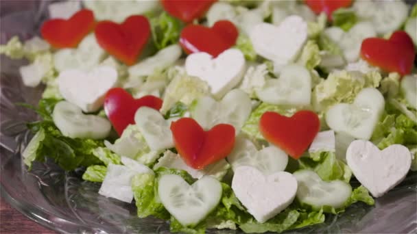 Φρέσκια Σαλάτα Πιάτο Κόκκινα Πράσινα Και Λευκά Σχήματα Καρδιάς Θέμα — Αρχείο Βίντεο