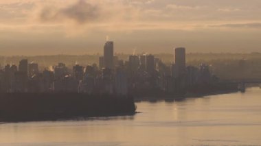 Vancouver 'daki Modern City Skyline, British Columbia, Kanada. Altın Kış Gündoğumu Gökyüzü. Yavaş Sinema Sineması