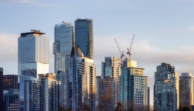 Modern Downtown City 'deki Highrise Konutları ve Ticari Binalar. Vancouver, British Columbia, Kanada. Kış Günbatımı.