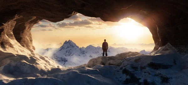 Avventuroso Escursionista Uomo Piedi Una Grotta Ghiaccio Con Montagne Rocciose — Foto Stock