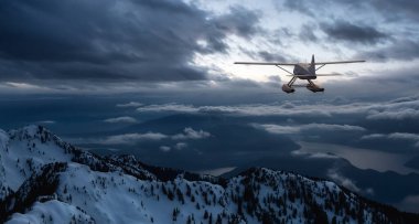 Pasifik Okyanusu 'nun batı kıyısında uçan tek motorlu deniz uçağı. Macera Birleşimi. 3D Hazırlama Uçağı. Vancouver, Kanada yakınlarındaki Howe Sound, British Columbia 'dan Hava Arkaplanı. Seyahat Konsepti