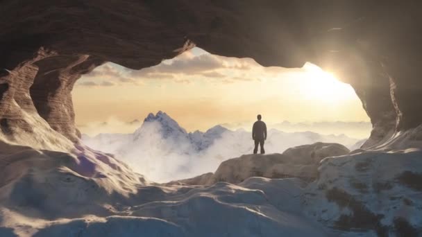 岩の多い山を背景に氷の洞窟に立つ冒険的な男のハイカー アドベンチャー コンポジット サンセット スカイ 3Dレンダリング岩 カナダ ブリティッシュコロンビア州の風景の空撮画像 — ストック動画