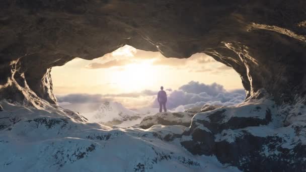 Путешественник Авантюрист Стоящий Ледяной Пещере Скалистыми Горами Заднем Плане Небо — стоковое видео
