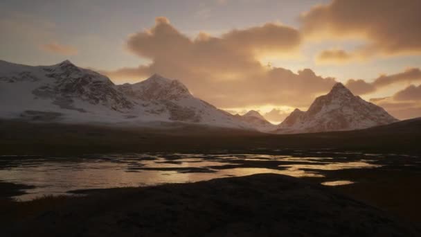 Rocky Mountain Peaks Bei Goldenem Sonnenaufgang Und Nachthimmel Mit Polarlichtern — Stockvideo