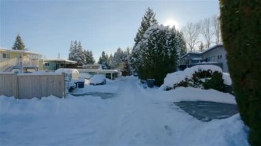 Burnaby, Vancouver, BC, Kanada - Ocak 2023: Driving Down the Winter Road in Snow. Güneşli bir sabah. Burnaby, Vancouver, BC, Kanada. Yavaş Hareket