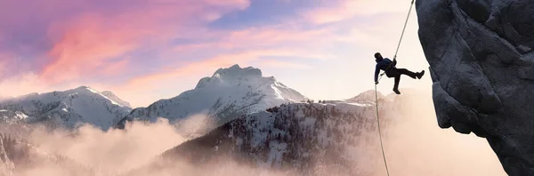 岩の多い山を駆け降りる大人の冒険家 極端なスポーツ冒険の複合体 3Dレンダリング崖アートワーク ブリティッシュコロンビア州 カナダからの空中背景風景 — ストック写真