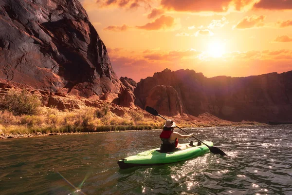Adventurous Woman Kayak Paddling Colorado River Glen Canyon Arizona United — ストック写真