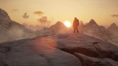 Maceracı Adam Rocky Dağı manzarasına bakıyor. Doğa Arkaplanı. Sunrise 'da Bulutlu Gökyüzü. 3d Hazırlama. 