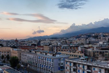 Messina, Sicilya, İtalya 'da turistik bir şehirde evler ve apartmanlar. Bulutlu Gündoğumu Gökyüzü. Havadan