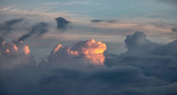 Dramática Puffy Clouds Durante Amanecer Naturaleza Antecedentes Cloudscape — Foto de Stock